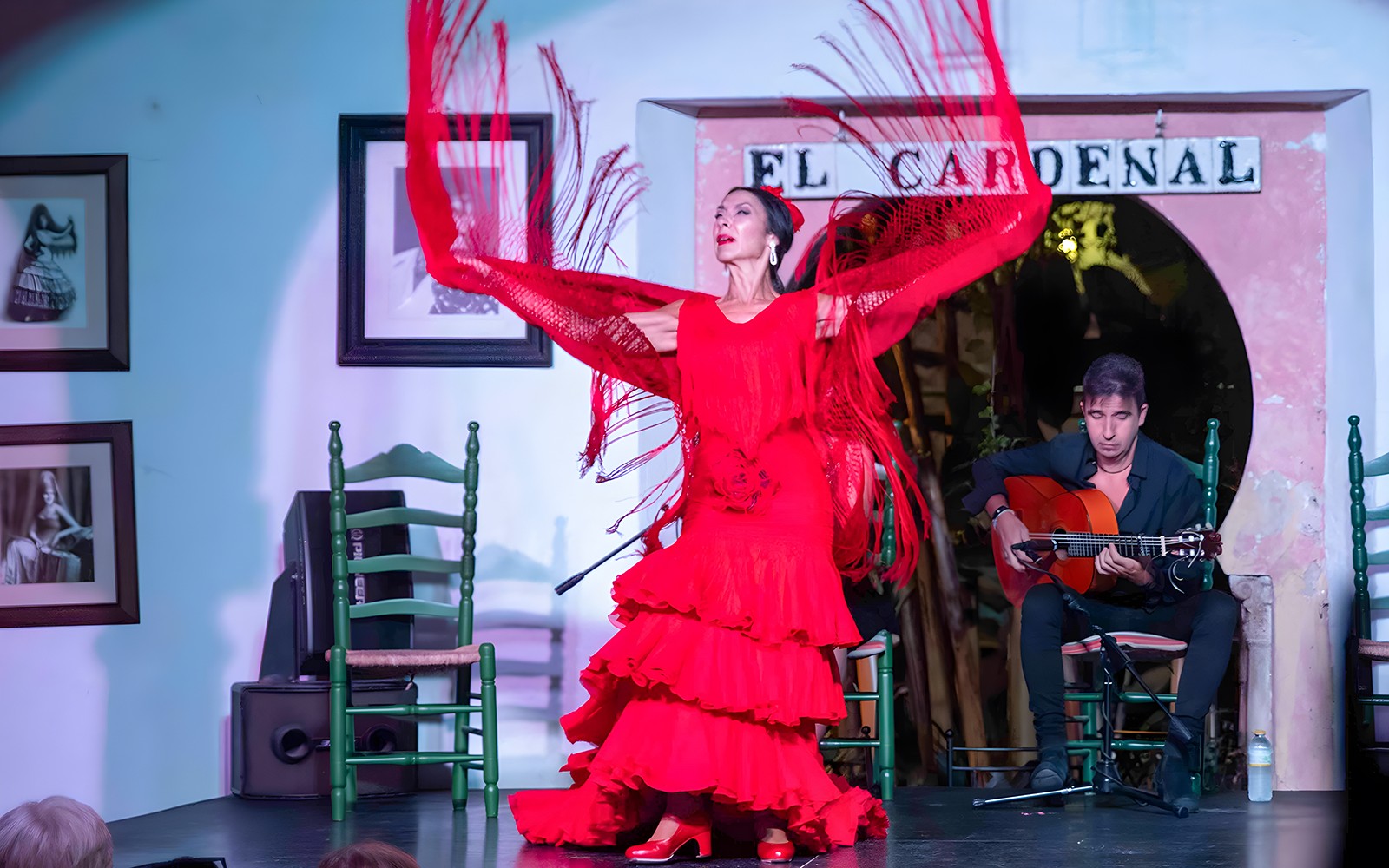 Flamenco-Tänzerin tritt im Tablao Cardenal auf, begleitet von einem Gitarristen im Hintergrund.