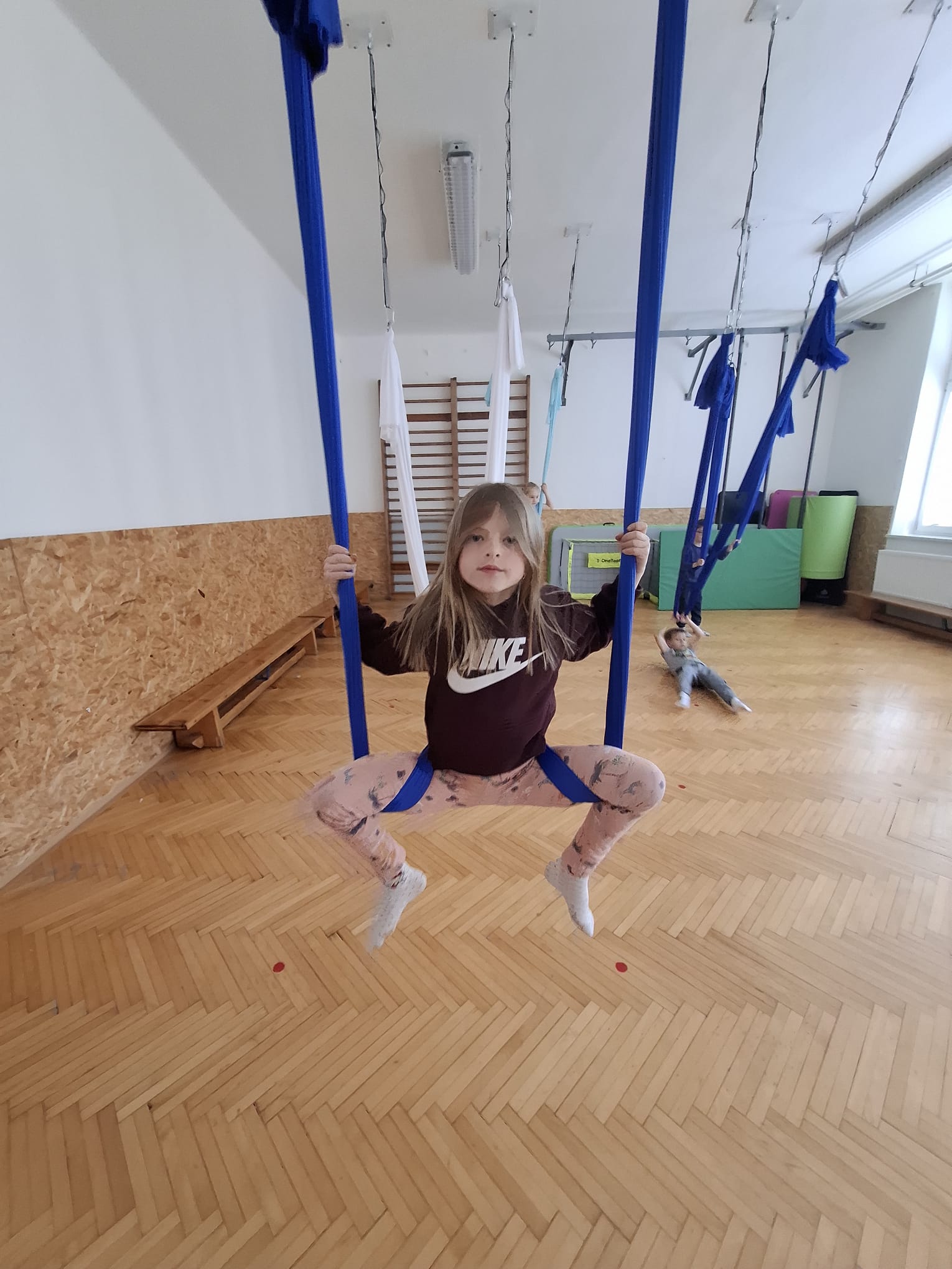 Skupina dětí stojí u břehu malé lesní tůně a pozoruje vodní hladinu.