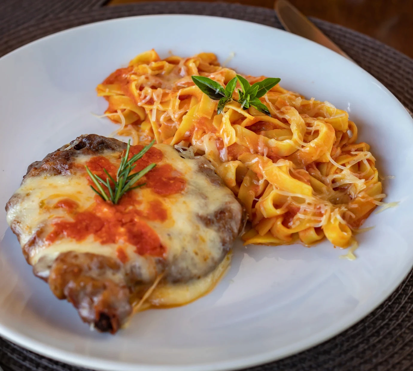 Filé Mignon à parmegiana com fettuccine ao sugo