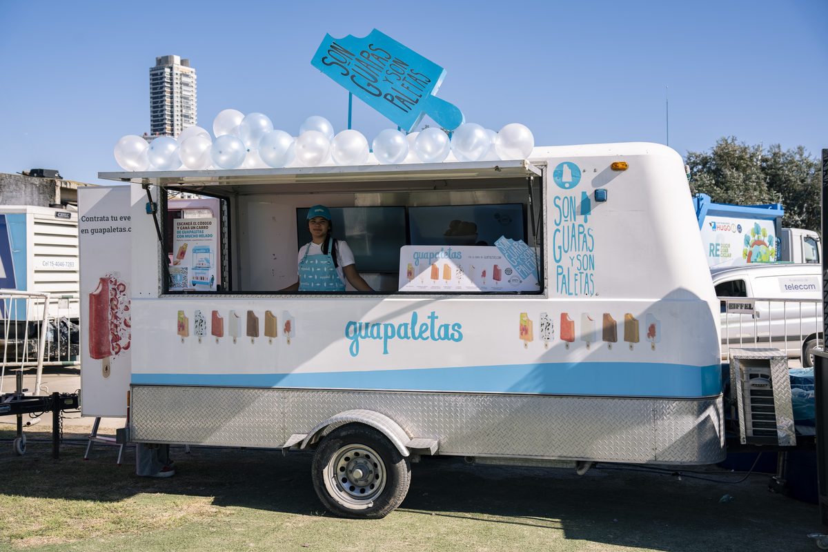 Foodtruck de helados «Guapaletas» decorado con globos blancos