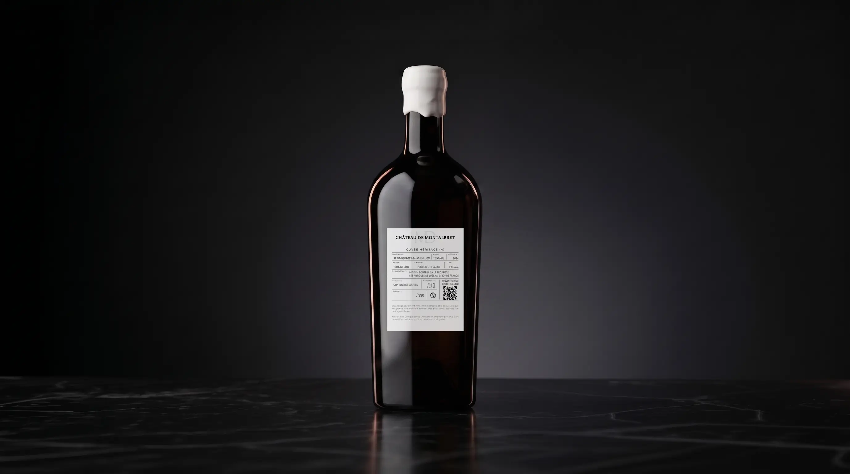 Bouteille de vin au design sobre et luxueux.