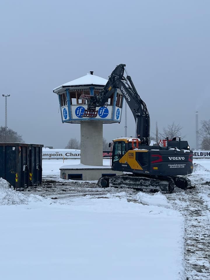 Gravemaskin i snø.