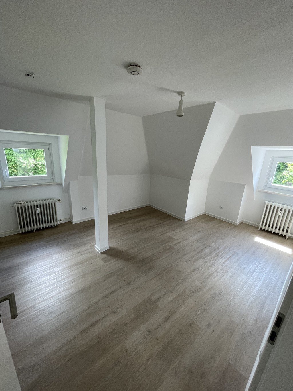 Heller, unmöblierter Wohnbereich nach Renovierung in der Wohnung Wenkenstraße mit offenem Grundriss