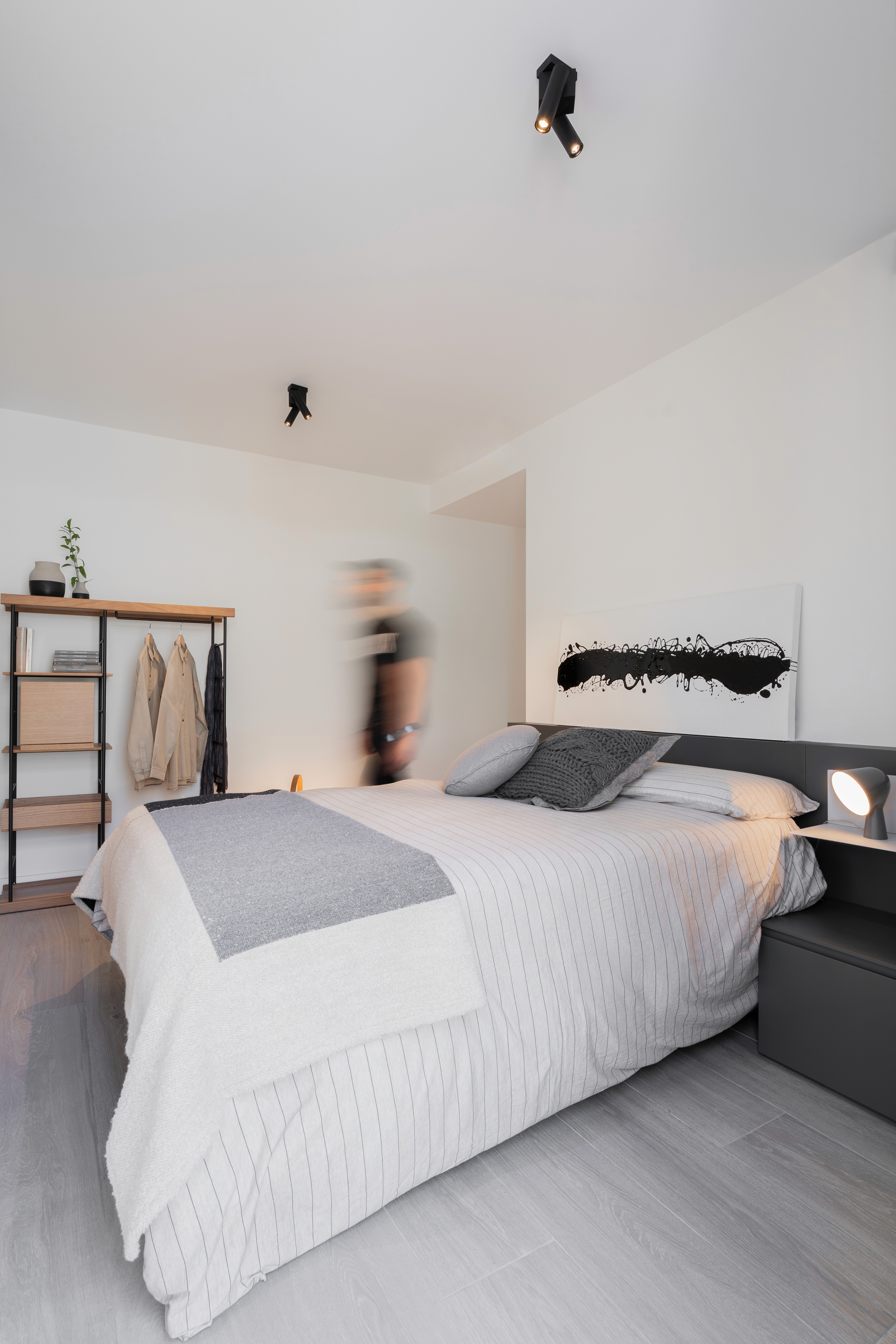 Dormitorio moderno con tonos neutros grises