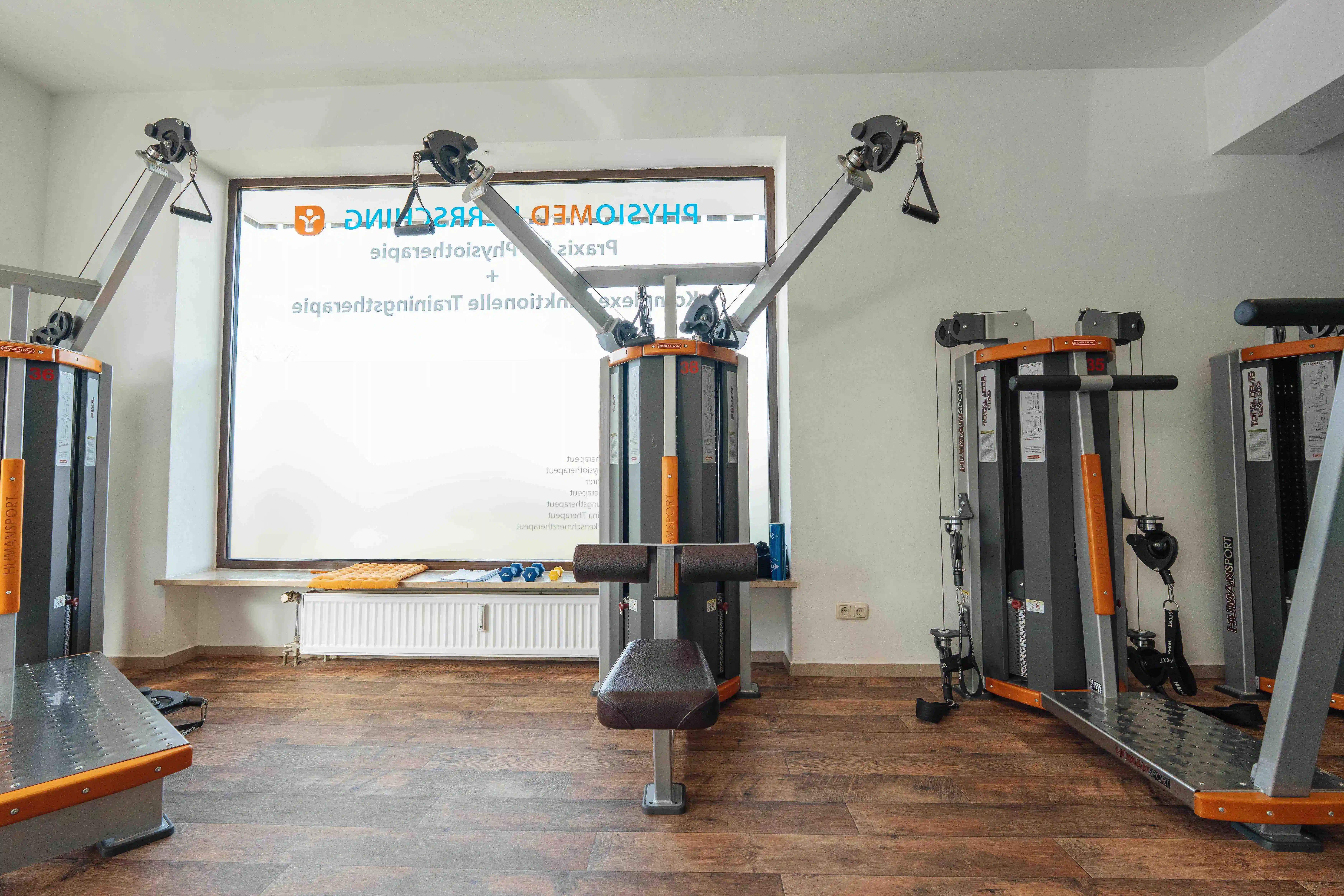 Übersicht des funktionellen Trainingsbereichs mit HumanSport-Kabelzuggeräten.