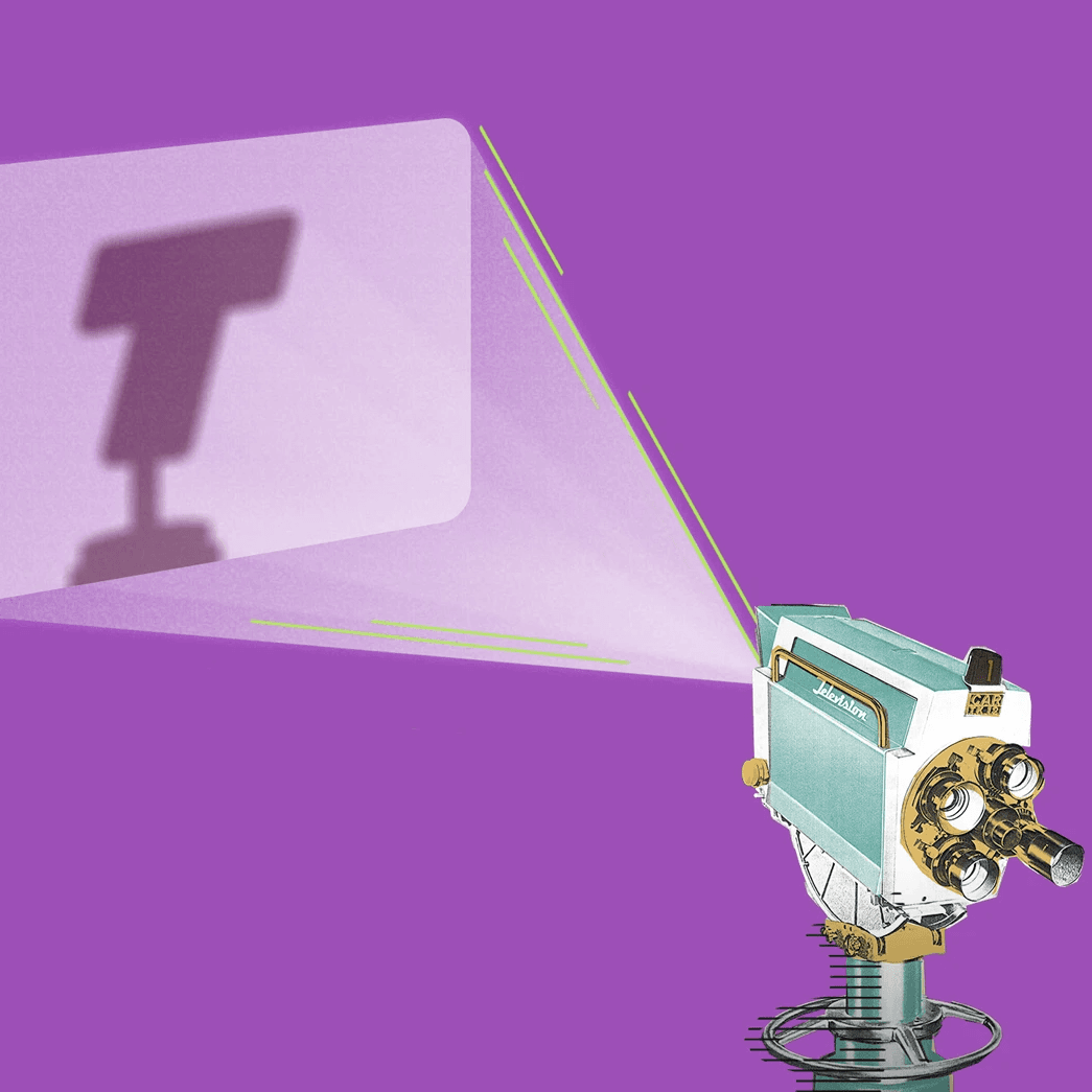 Cámara vintage proyectando imagen con sombra en fondo morado.