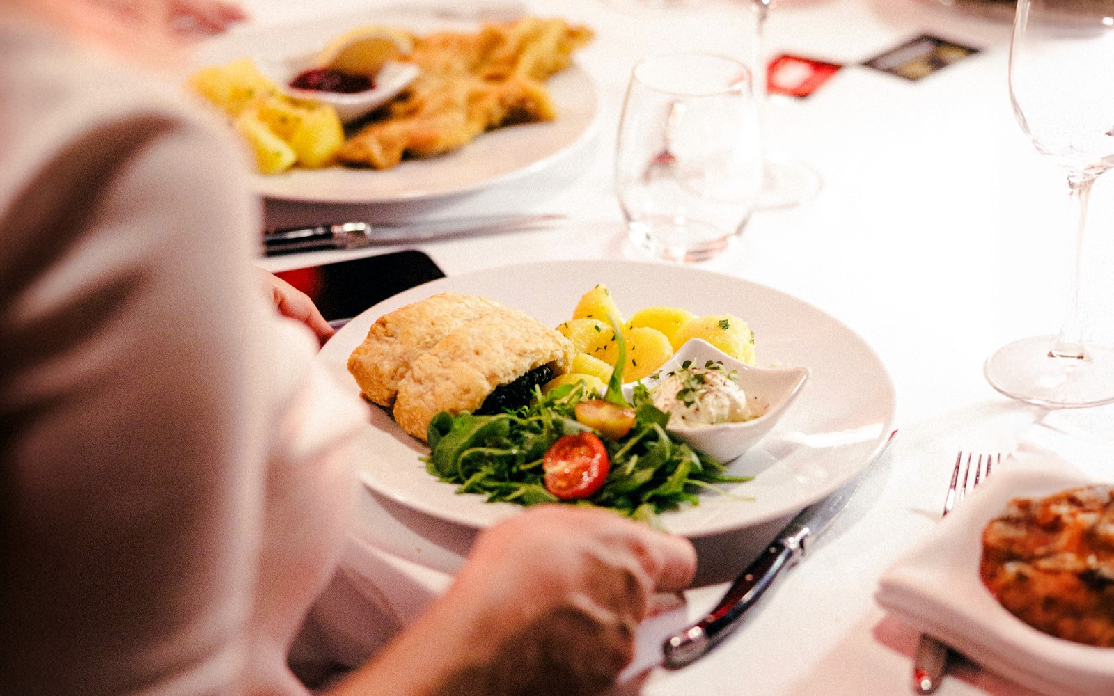 在维也纳普拉特的幻影晚宴上，餐盘中有糕点、土豆、沙拉和酱汁。