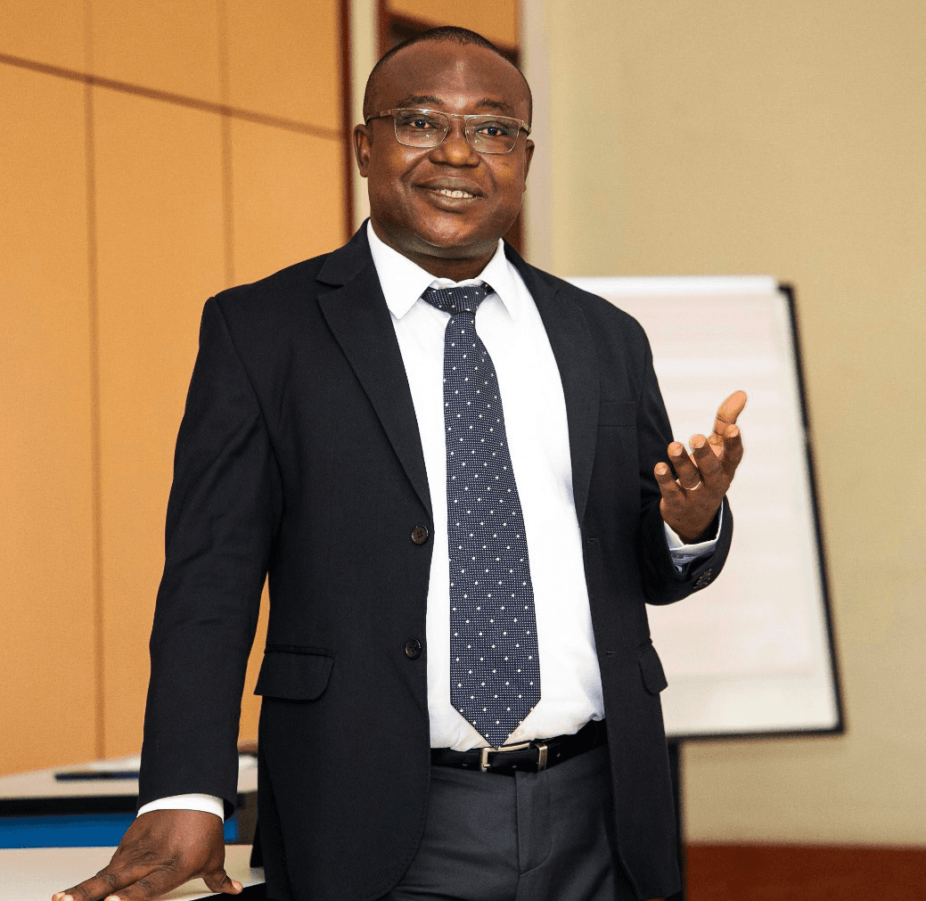 Mr KRA Pacôme en pleine séance de formation