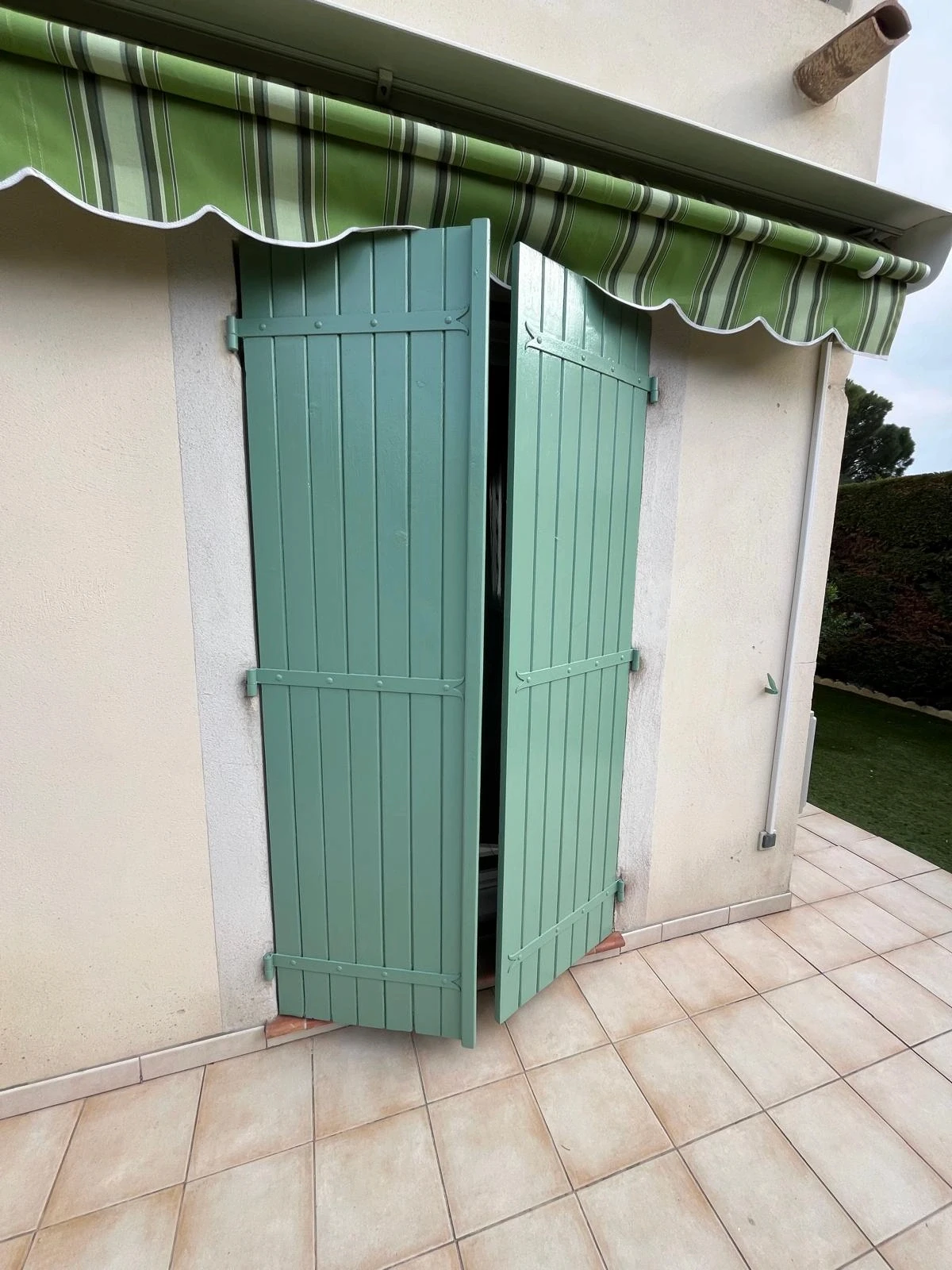 Peinture de volet à Villeneuve-Loubet par Nel Peinture Batiment