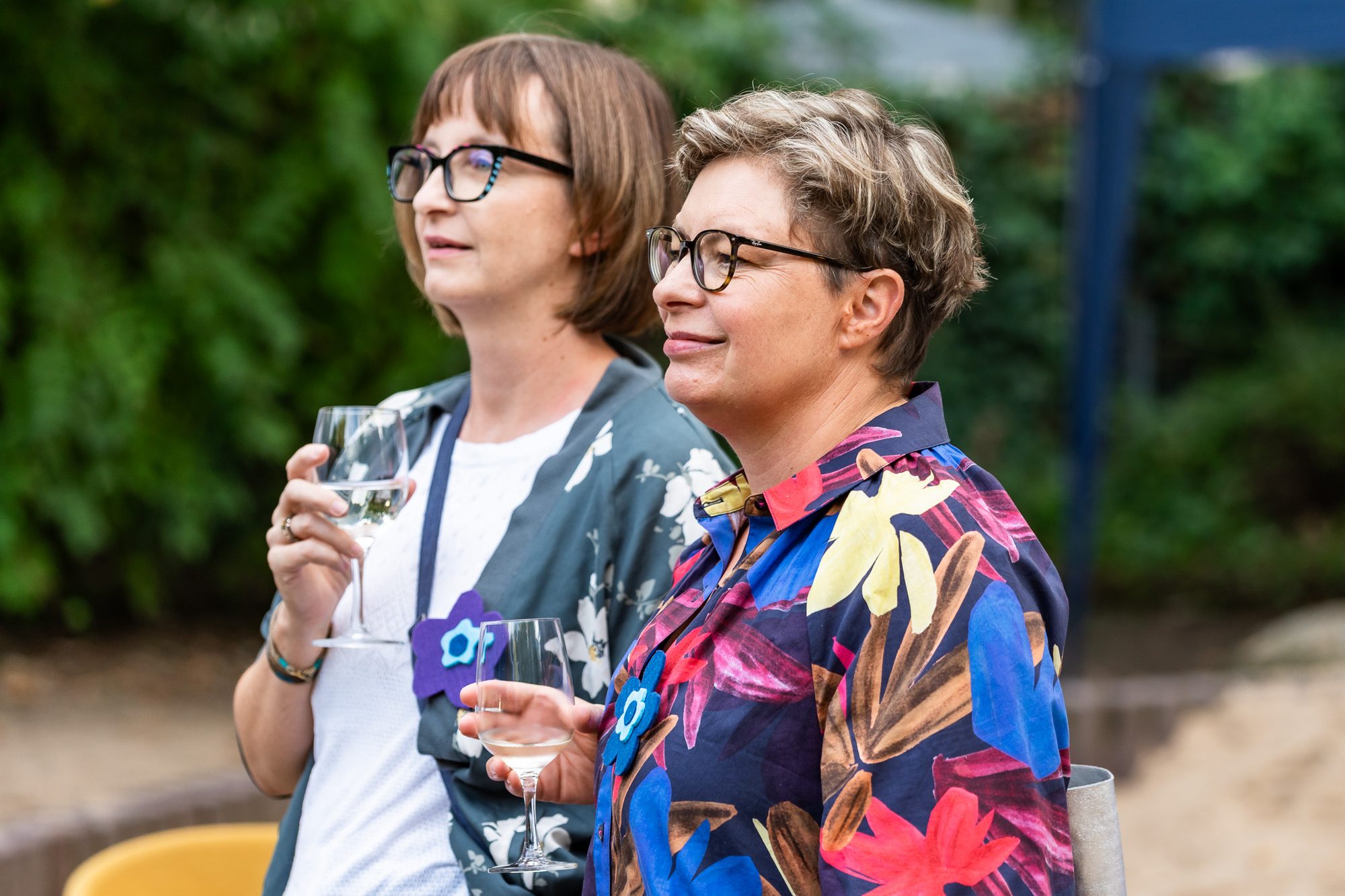 Zwei Frauen stoßen an – Fest zum 20. Geburtstag von Nezabudka