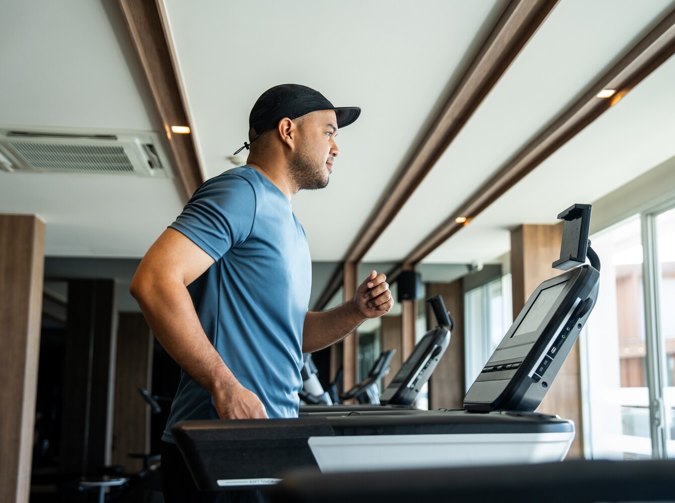 man following sauna weight loss tips by running on a treadmill at the gym before using the sauna