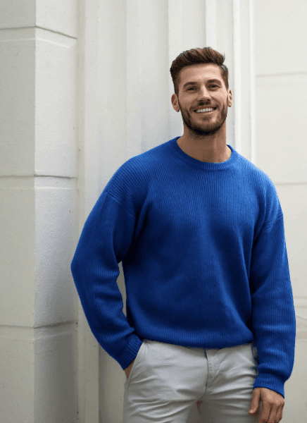 Burkidie im blauen Sweater