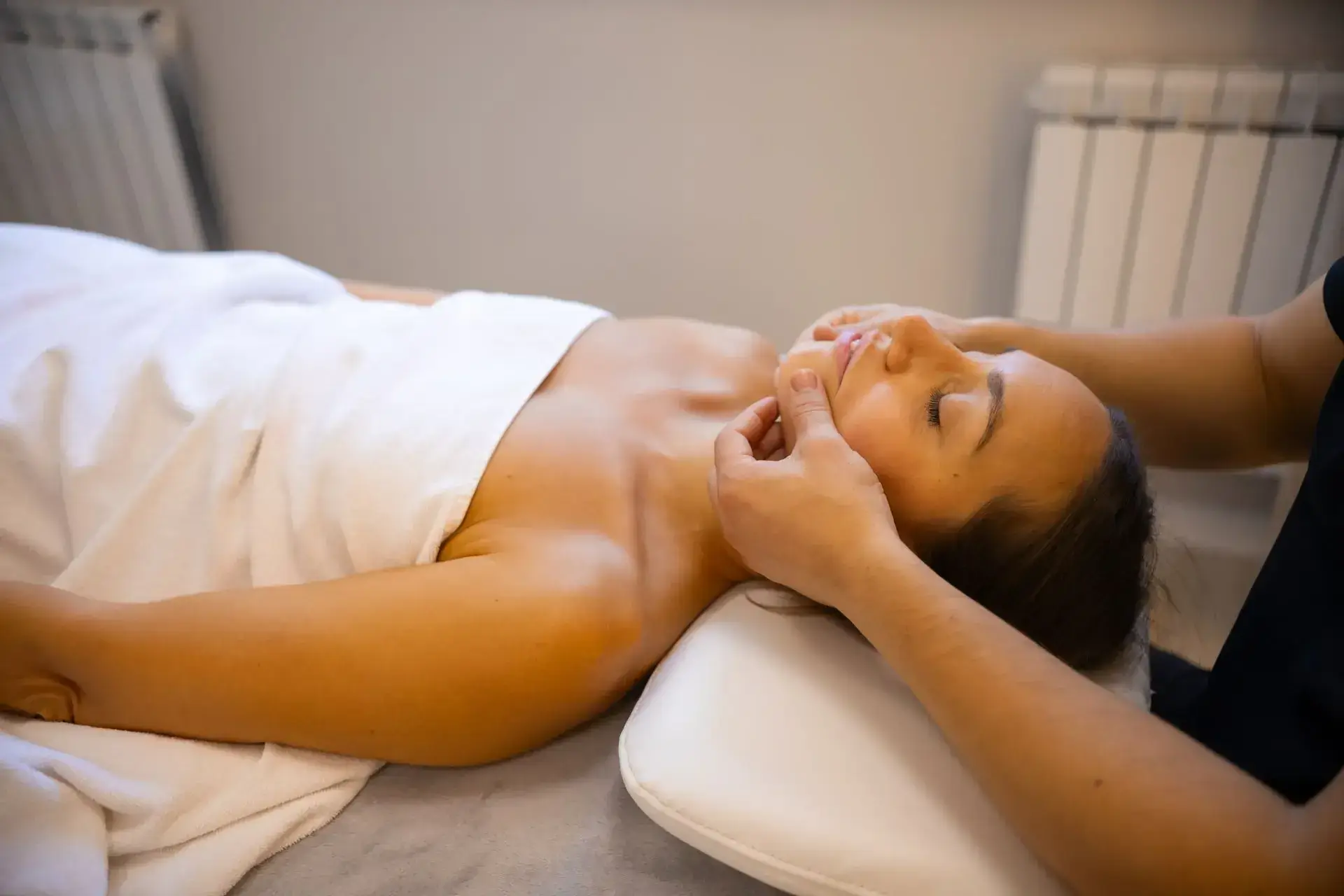 Client receiving a lymphatic drainage massage to promote circulation, reduce swelling, and support the body’s natural detox process.