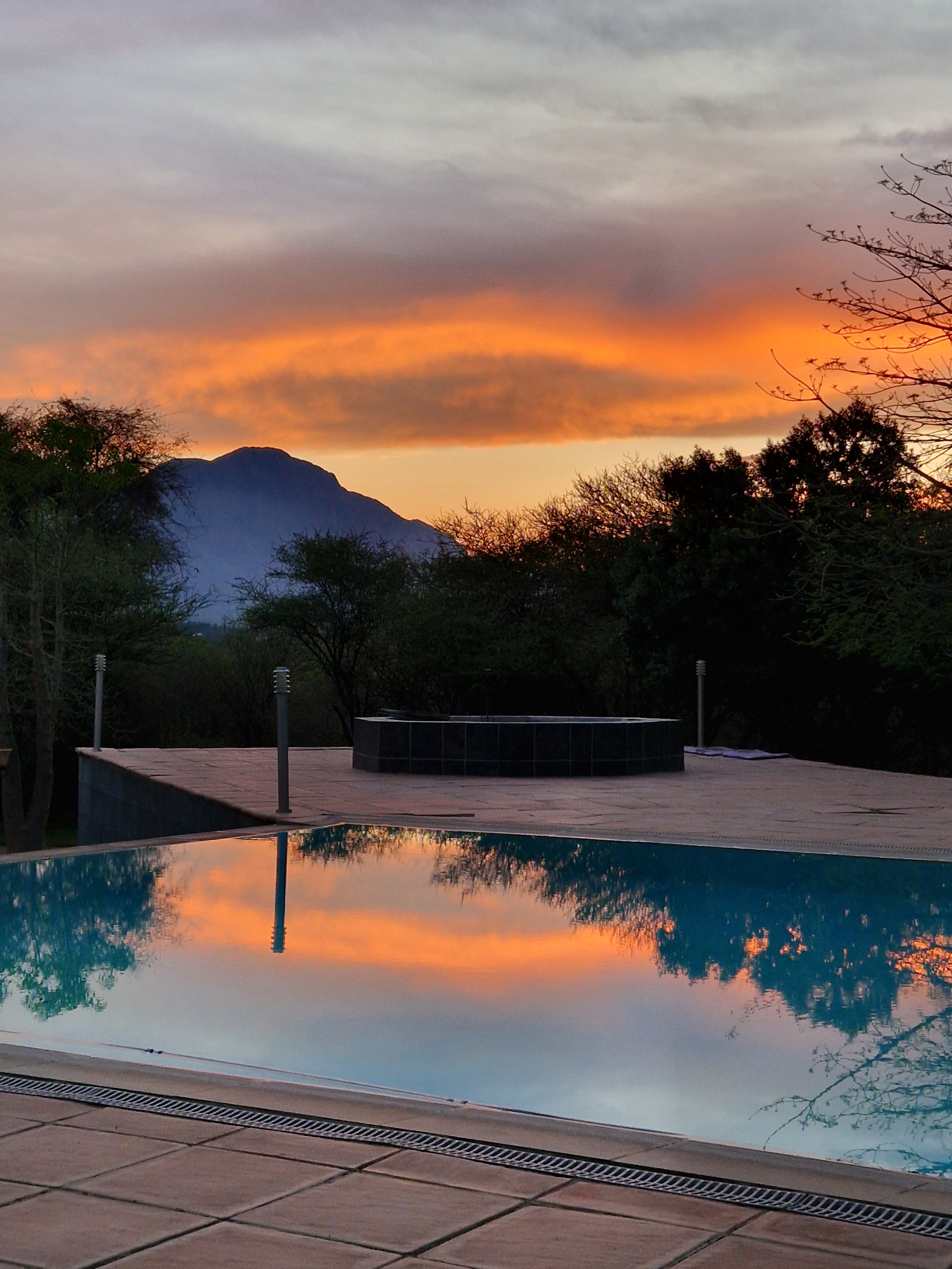 Kilimanjaro Elephant Ride, Arusha, Tanzania. En kvinna sitter och läser utanför ett tält uppsatt i vildmarken.