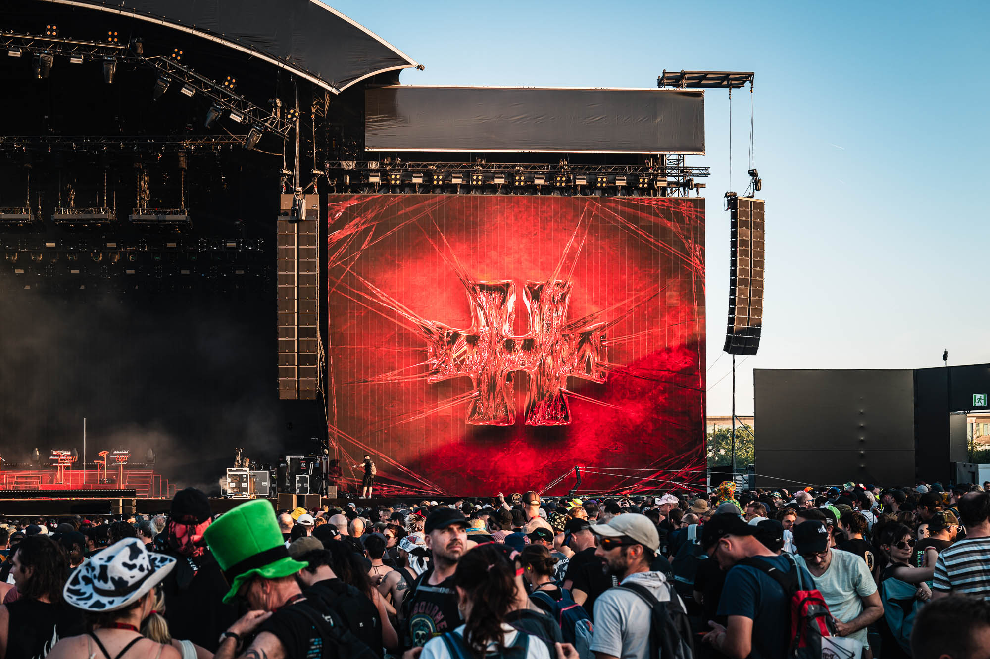 Écran géant en forme de croix rouge sur la Mainstage, foule dense devant la scène, Hellfest
