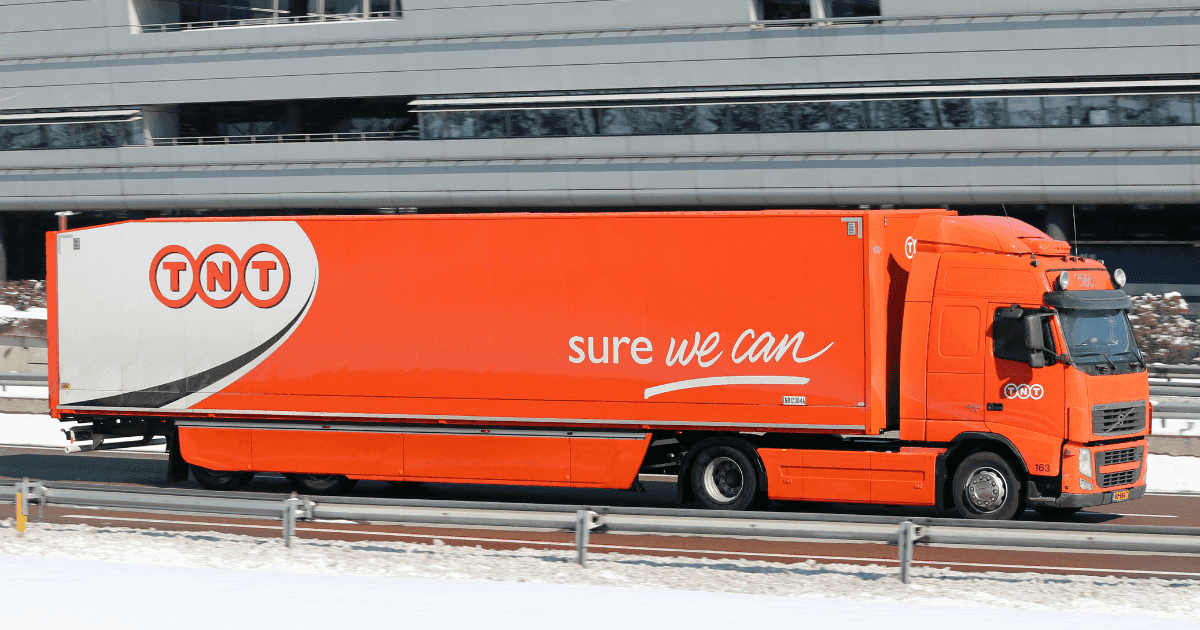 Camion TNT per le consegne delle spedizioni internazionali su strada.