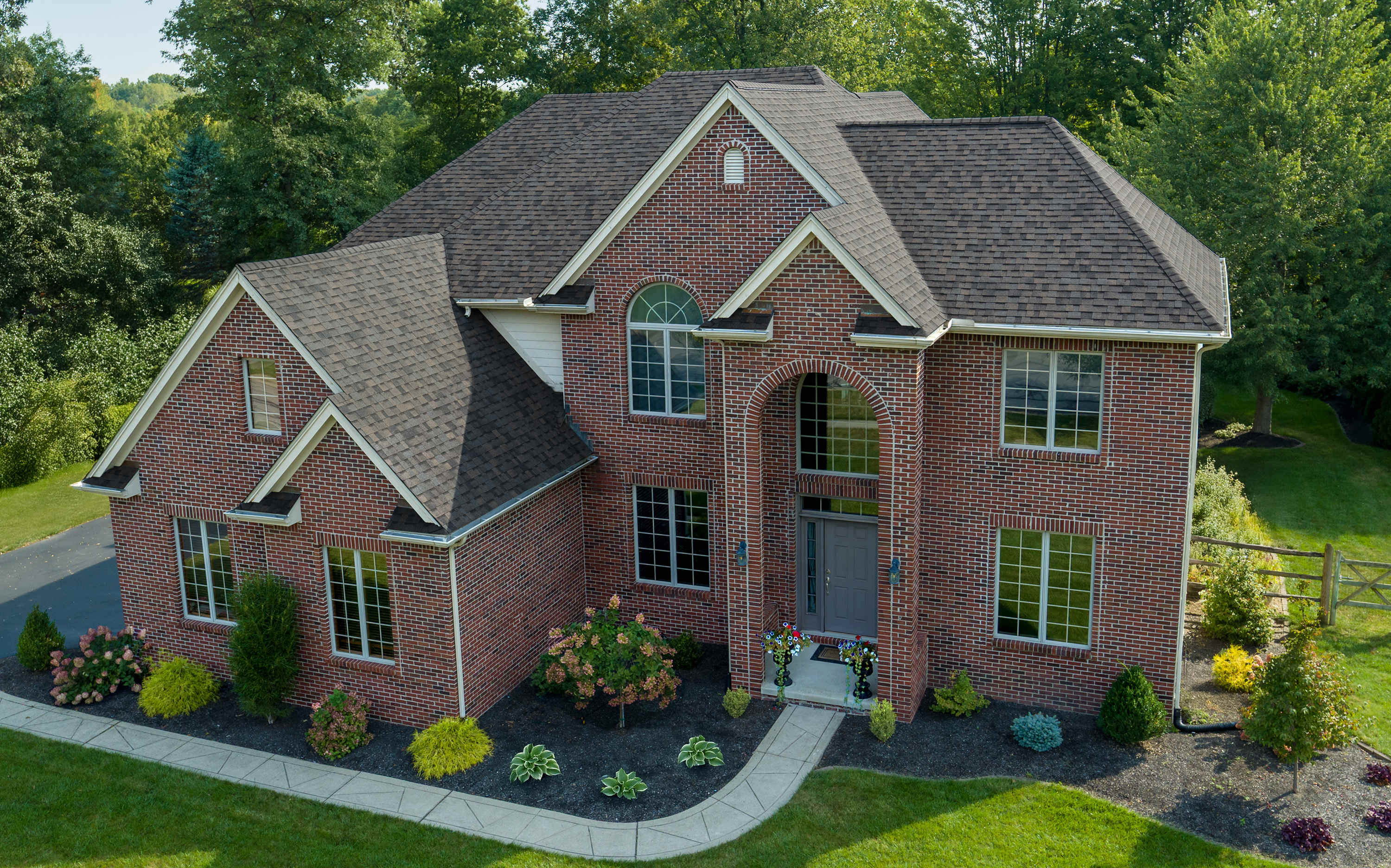 Beauty shot of a beautiful home with Owens Corning TruDefinition Duration shingles in Peppercorn color.