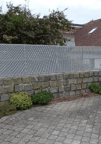 Ocelové oplocení s výplní z tahokovu