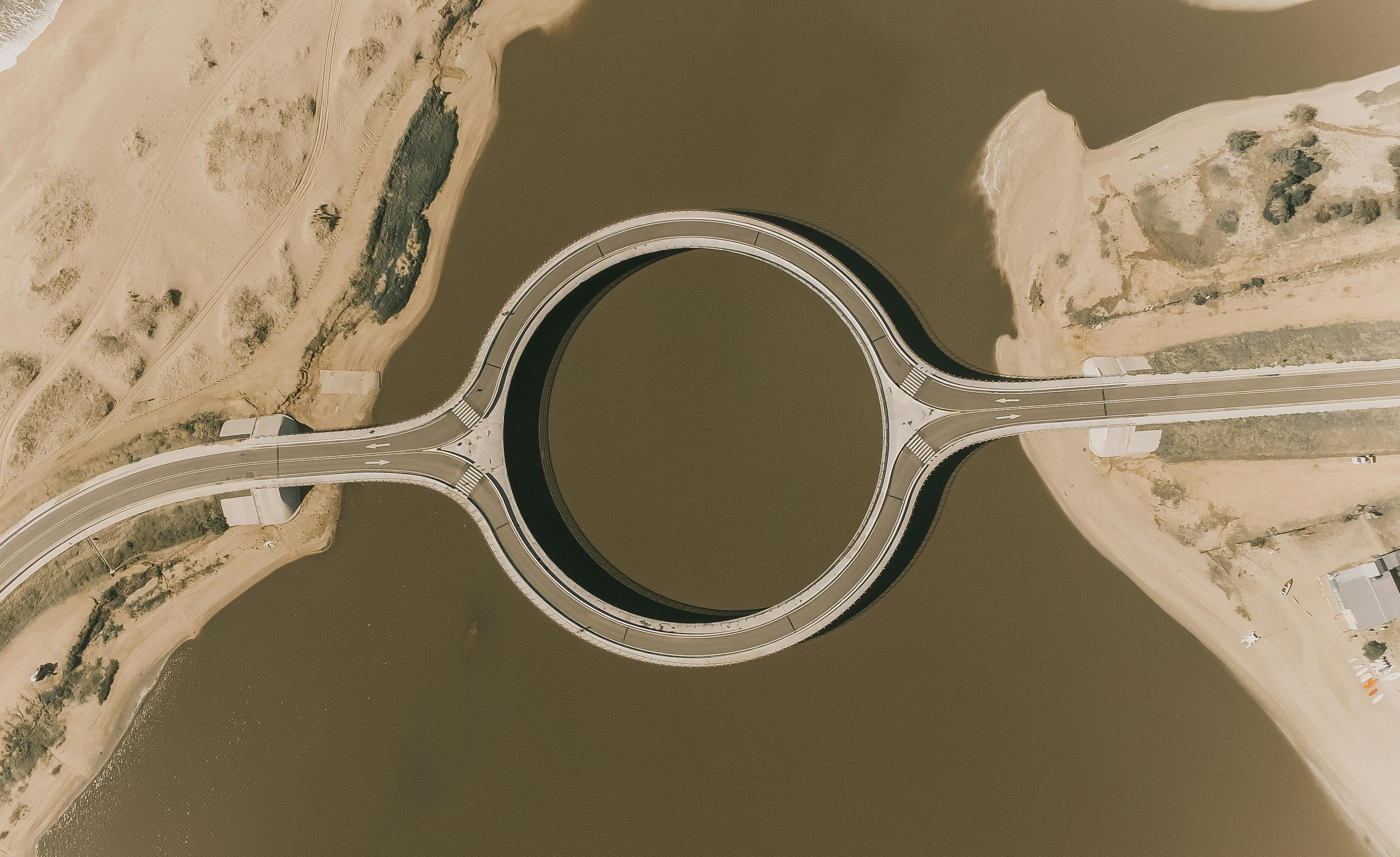 Vista aérea del puente circular de Laguna Garzón en Uruguay, ruta escénica destacada en la aplicación de turismo Rundary.