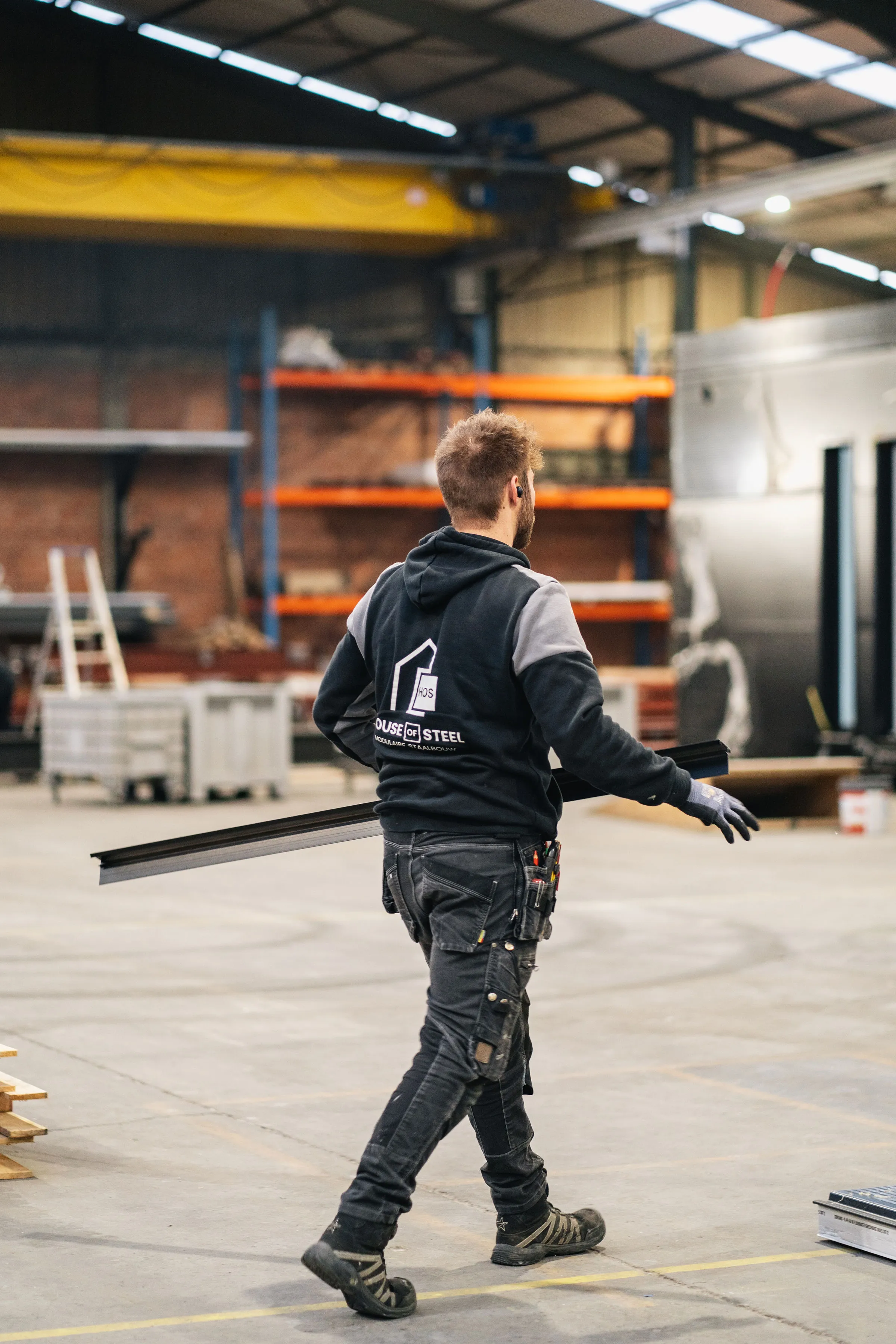 Magazijnmedewerker loopt in bouwatelier Hubley