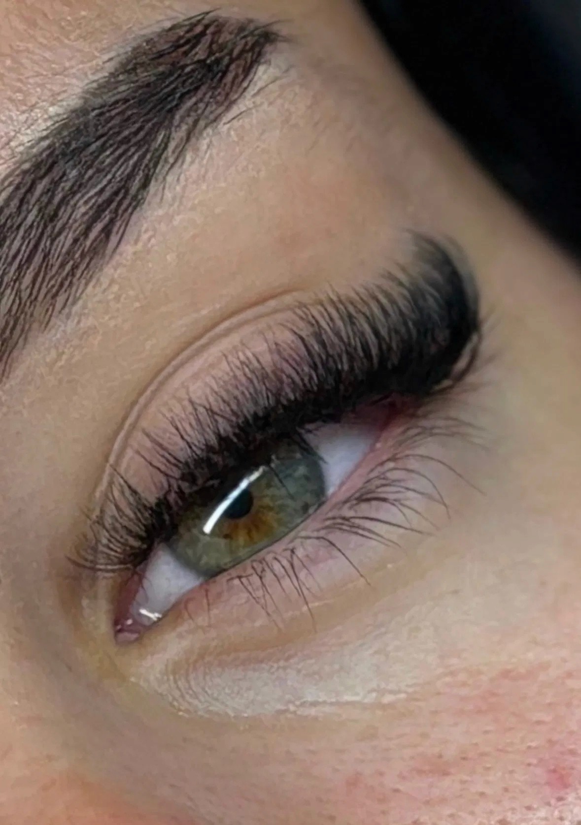 Extension de cils sur œil vert – résultat élégant et fourni, effet volume pour un regard profond et harmonieux.