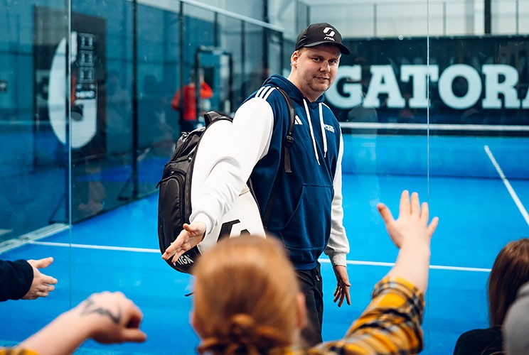 Antti Kampman padel-kentällä tervehtimässä yleisöä