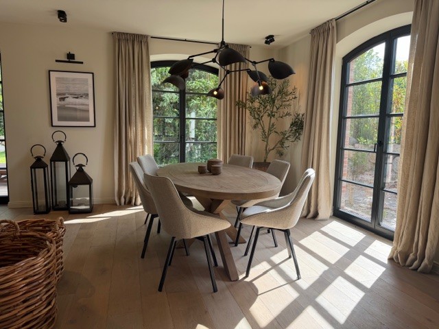Vertikaler Blick auf das Haus und seine Architektur