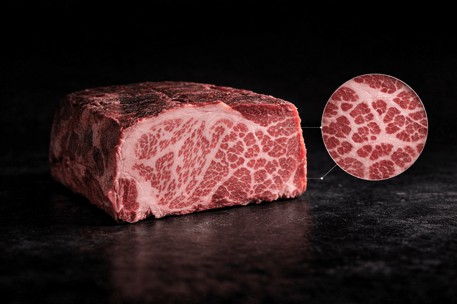 Anschnitt eines gereiften Wagyu-Stücks mit deutlich sichtbarer Fettmarmorierung