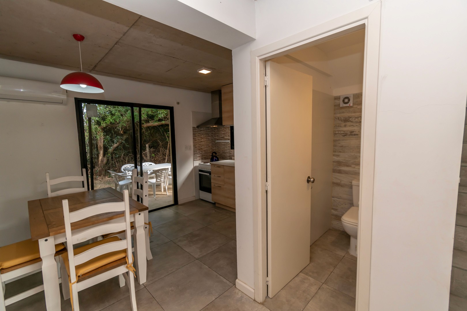 Baño de abajo de Casa Albatros con lavabo y WC - baño funcional con diseño simple y cómodo.