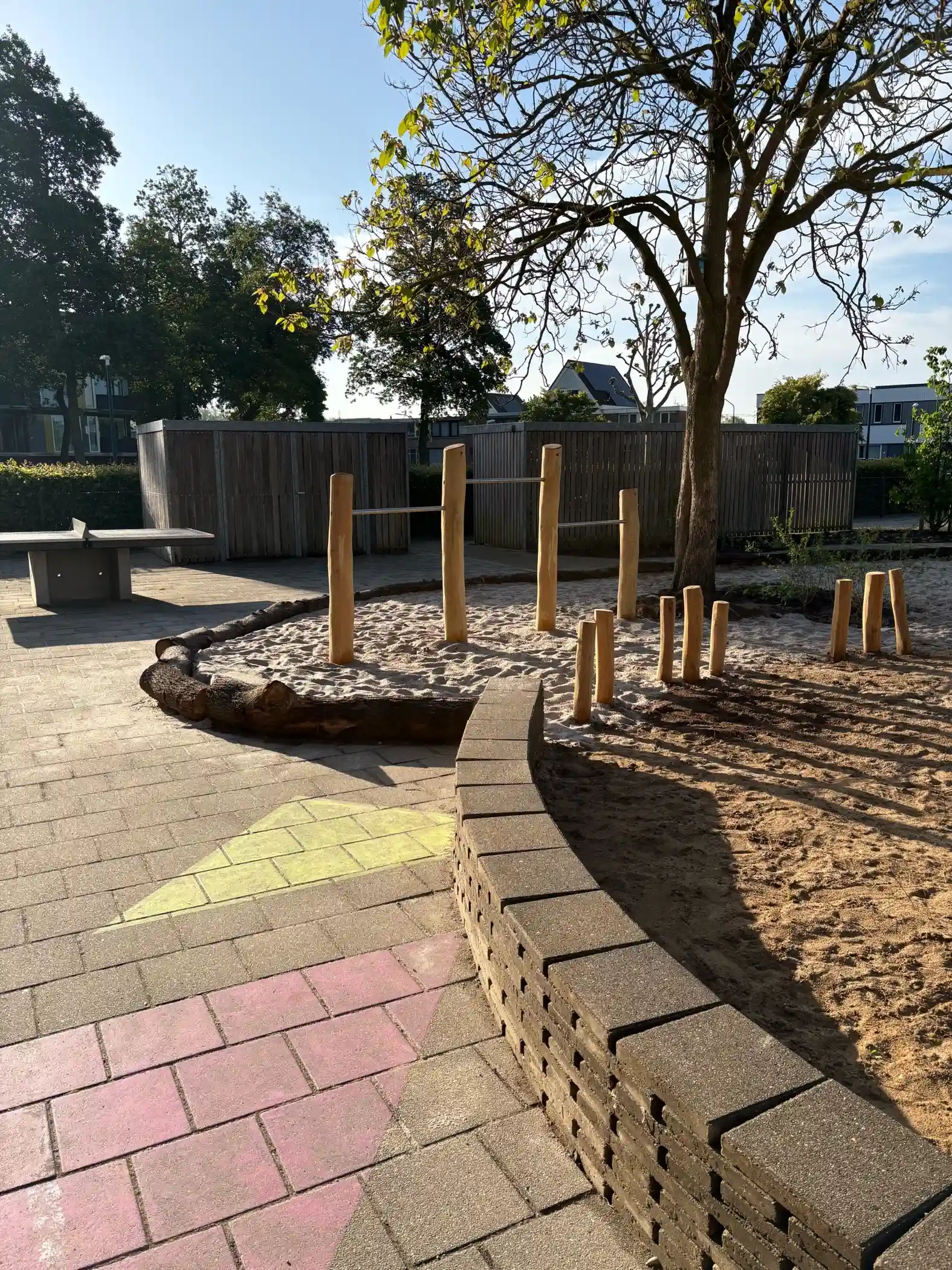 Zakelijk tuinontwerp en aanleg Groen-blauw schoolplein voor 't Startblok in Cuijk