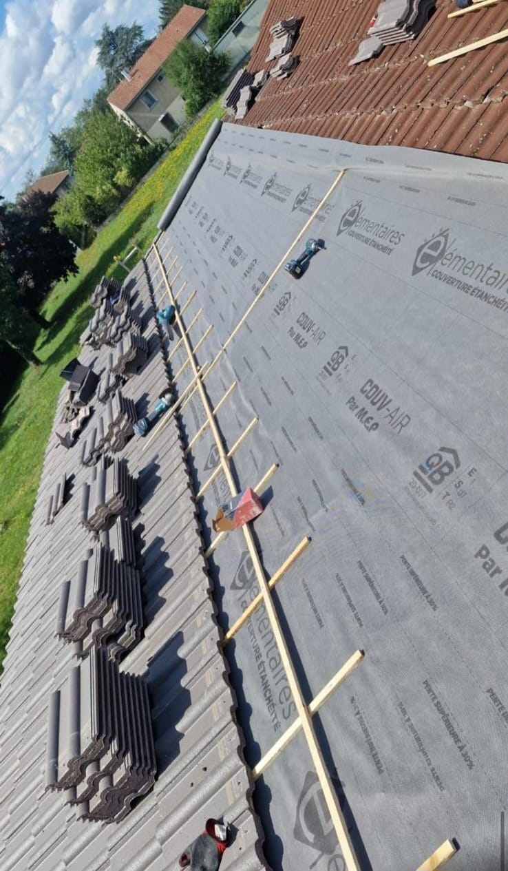 Installation de tuiles mécaniques sur toiture à Lyon par Entreprise Lopez