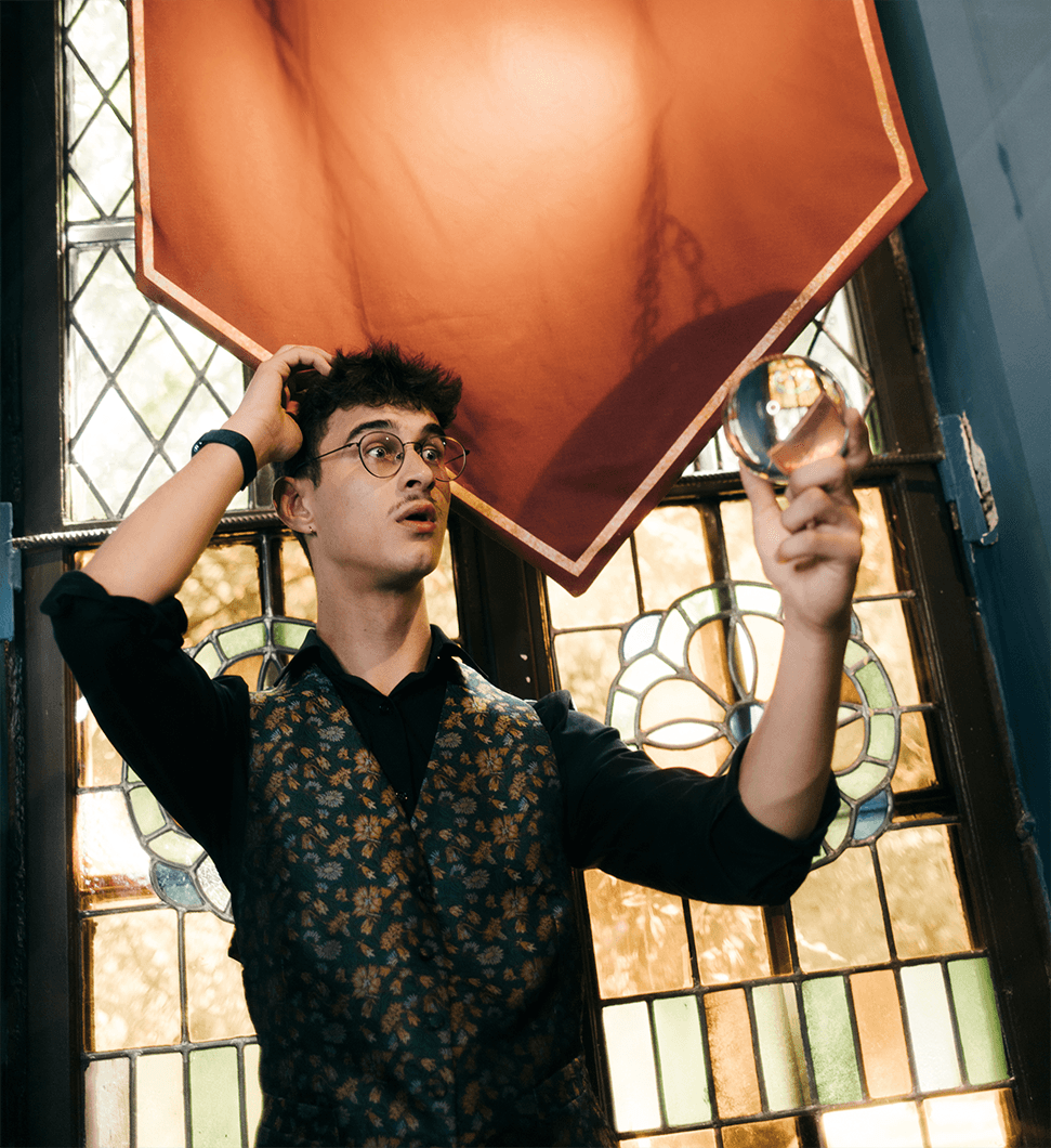 Zdjęcie Filipa iluzjonisty, który trzyma kryształową kulę do przepowiedni.