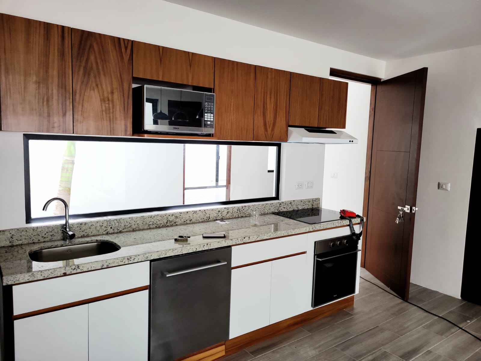 Cocina de un departamento Elysse Tulum, referencia de entrega para comparar con Playa del Carmen