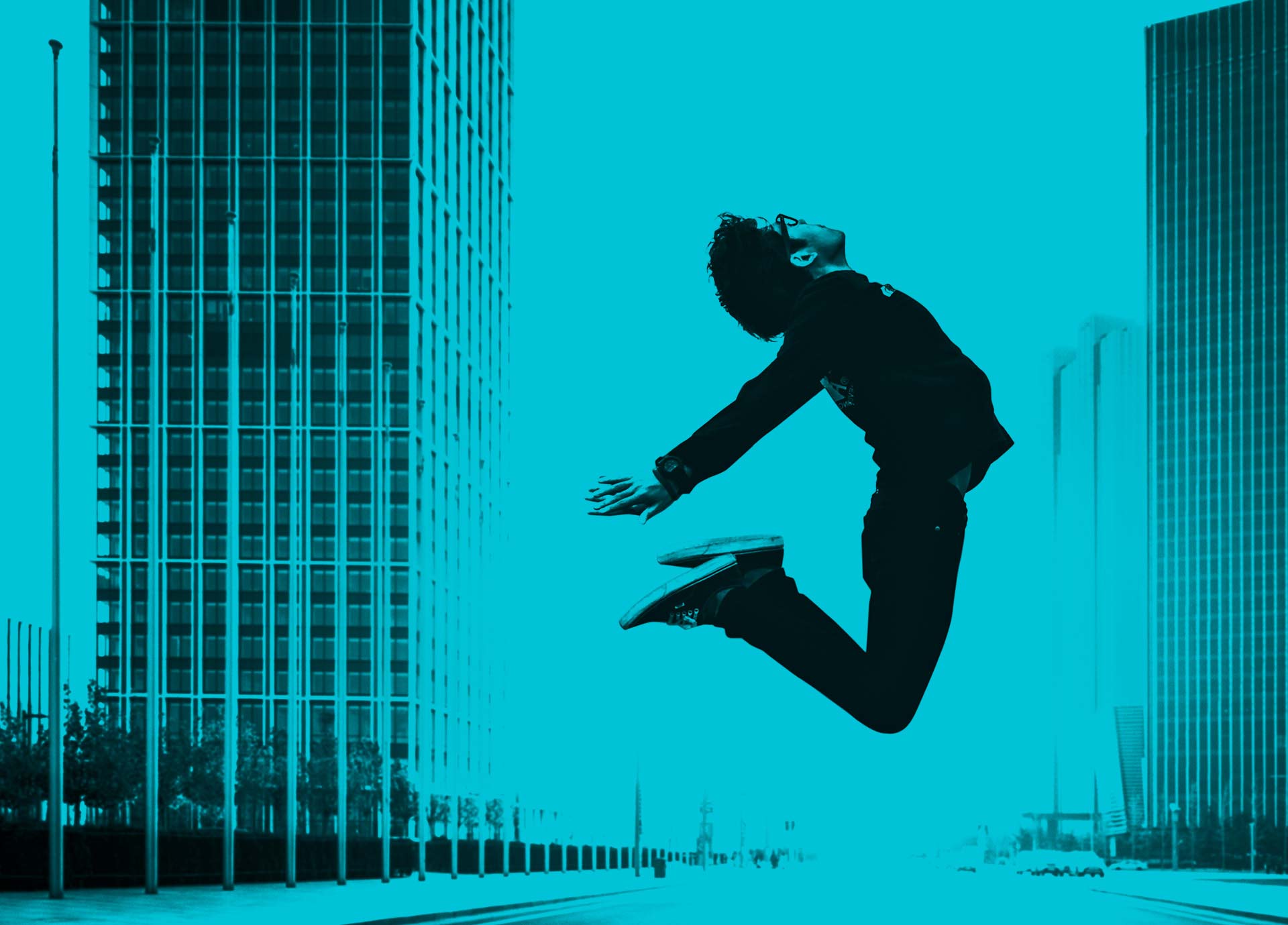 qbeyond Header Keyvisual Bild mit einer Person, die vor einem Gebäude springt