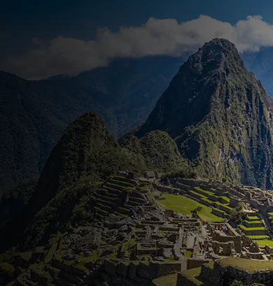 Machu Picchu, antiga cidade inca no Peru, cercada pelas montanhas da Cordilheira dos Andes e pela vegetação verde da região