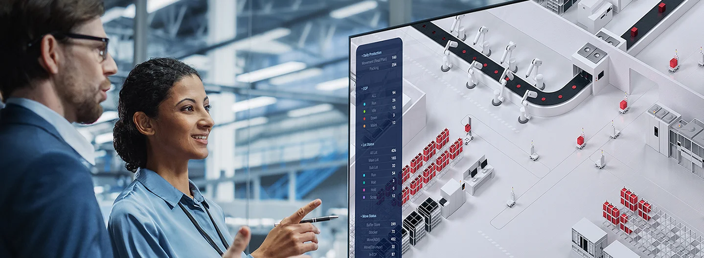 공장 자동화 시스템 화면을 보며 함께 논의하는 두 사람의 모습