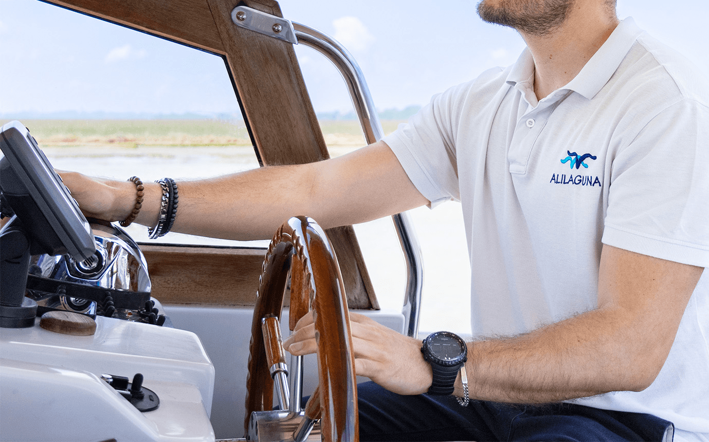 La flotta ibrida di alilaguna di fronte alla Darsena dell'aeroporto Marco Polo a Venezia