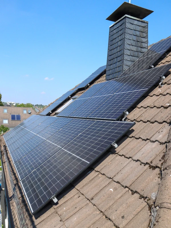 Fertig montierte Photovoltaikanlage auf dem Dach von Eigentümer Axel Stuhlreiter