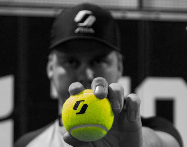 Antti Kampman pitää kädessä padel-palloa