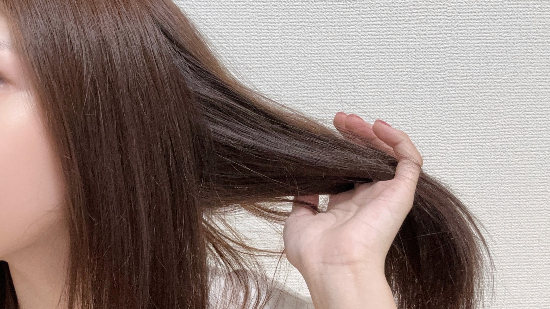 サラサラな茶髪のロングヘアーの女性