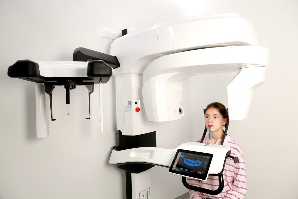 CBCT RTG prístroj počas snímkovania pacientky