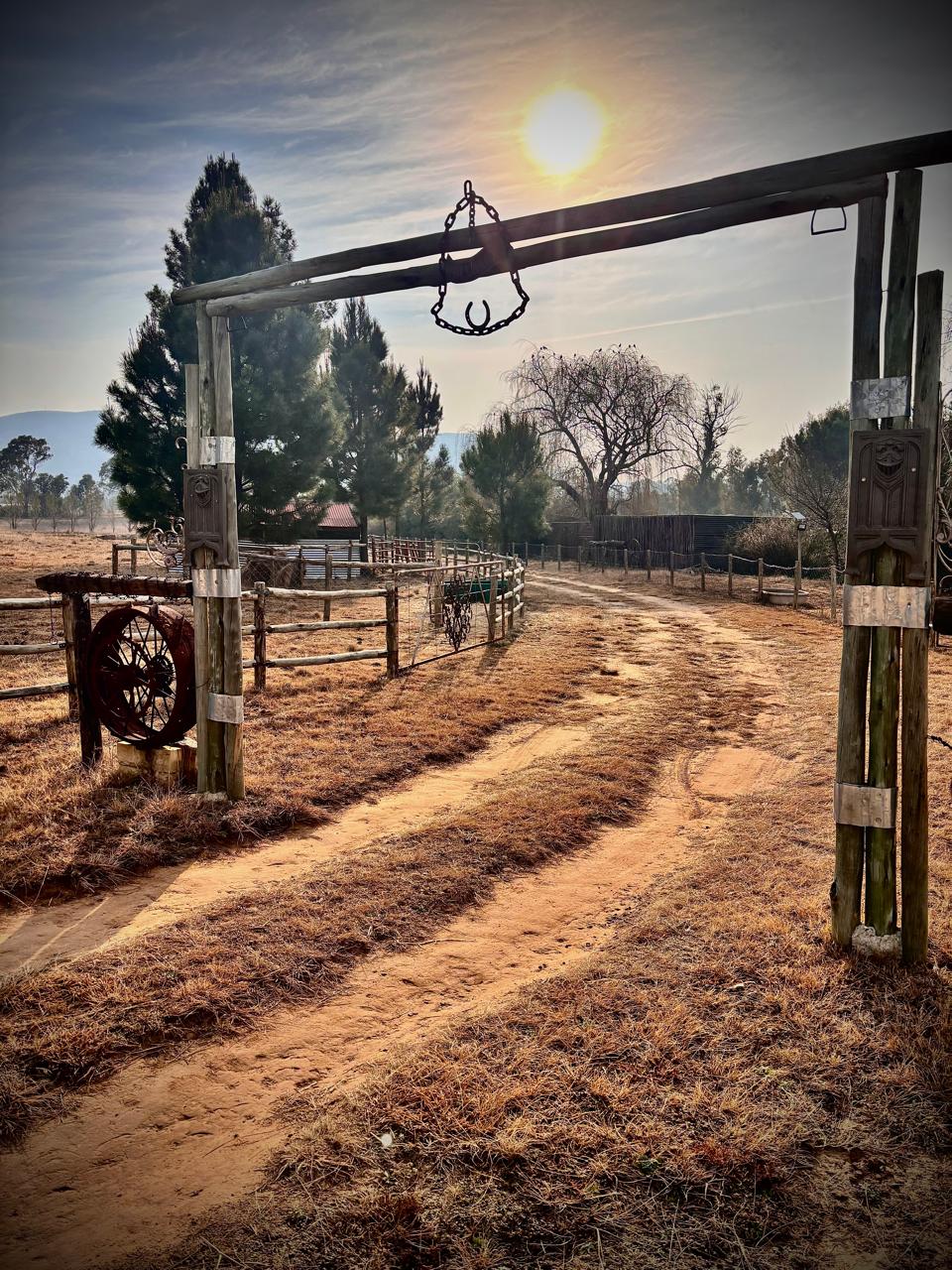 Sunset at the Rus ’n Bietjie farm gate