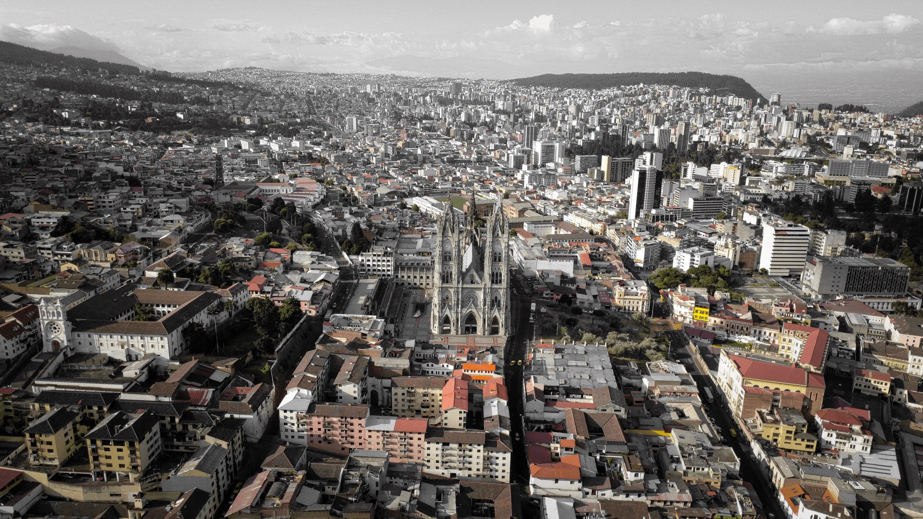 Basilica del Voto Nacional à Quito en vue aérienne