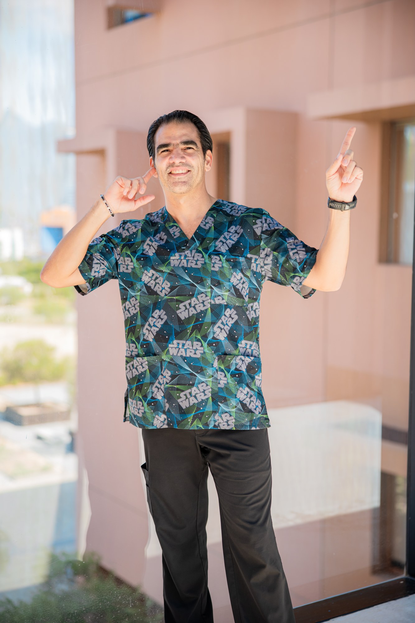 Dr. Luis Eduardo Treviño Pérez en consulta pediátrica