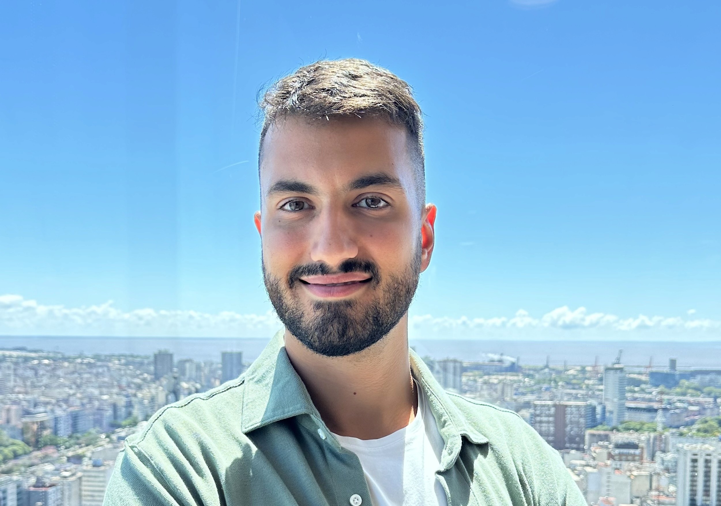 Ari Mike | Digital Lawyer & Online Coach for Ambitious Professionals