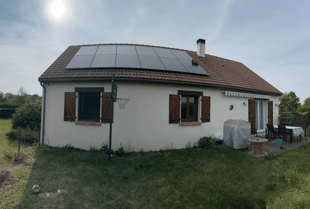 Photo d'une maison à Nérondes équipée de panneaux photovoltaïques dont l'installation a été faite par Solarock.