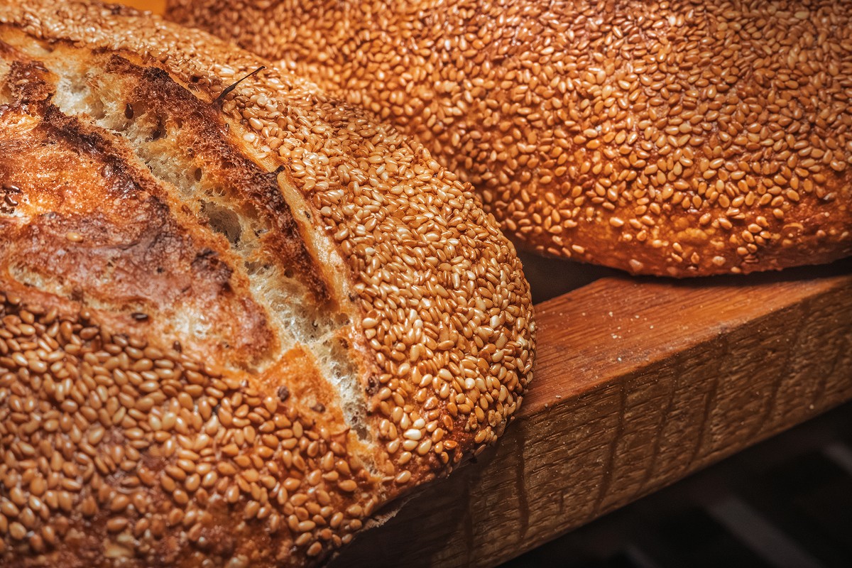 Nybakat surdegsbröd med ost! Frukost/fika från bageri Västerås.