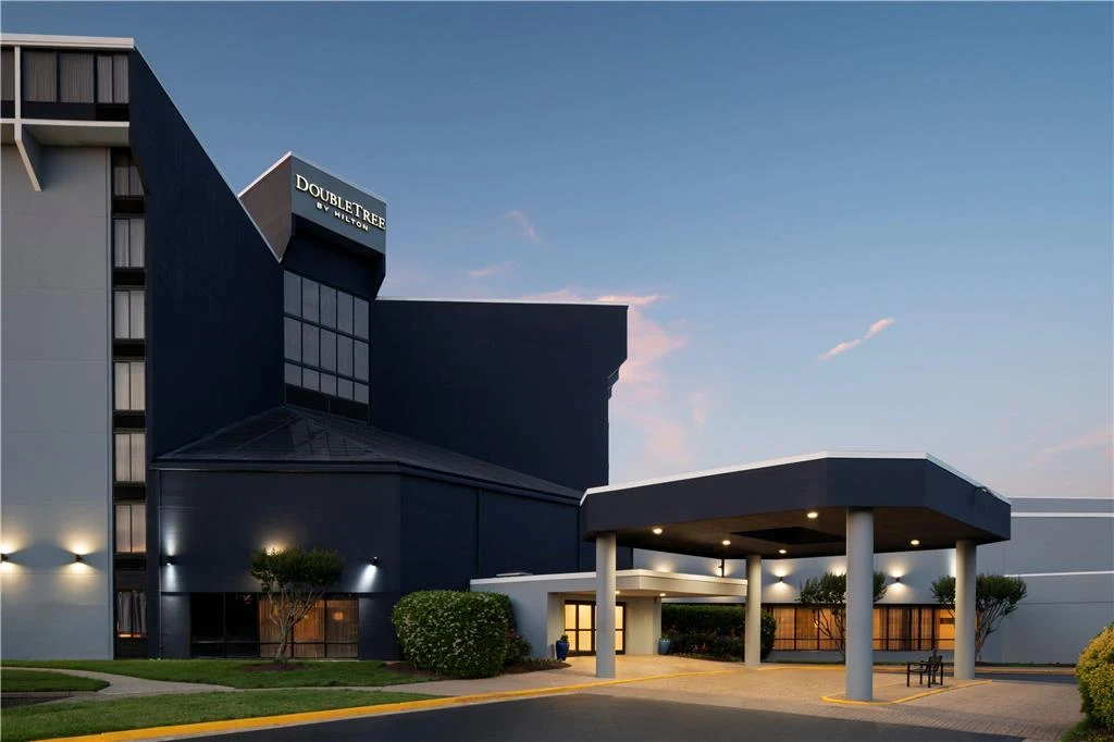 Photo of the DoubleTree in midlothian where the richmond tattoo and arts convention is held