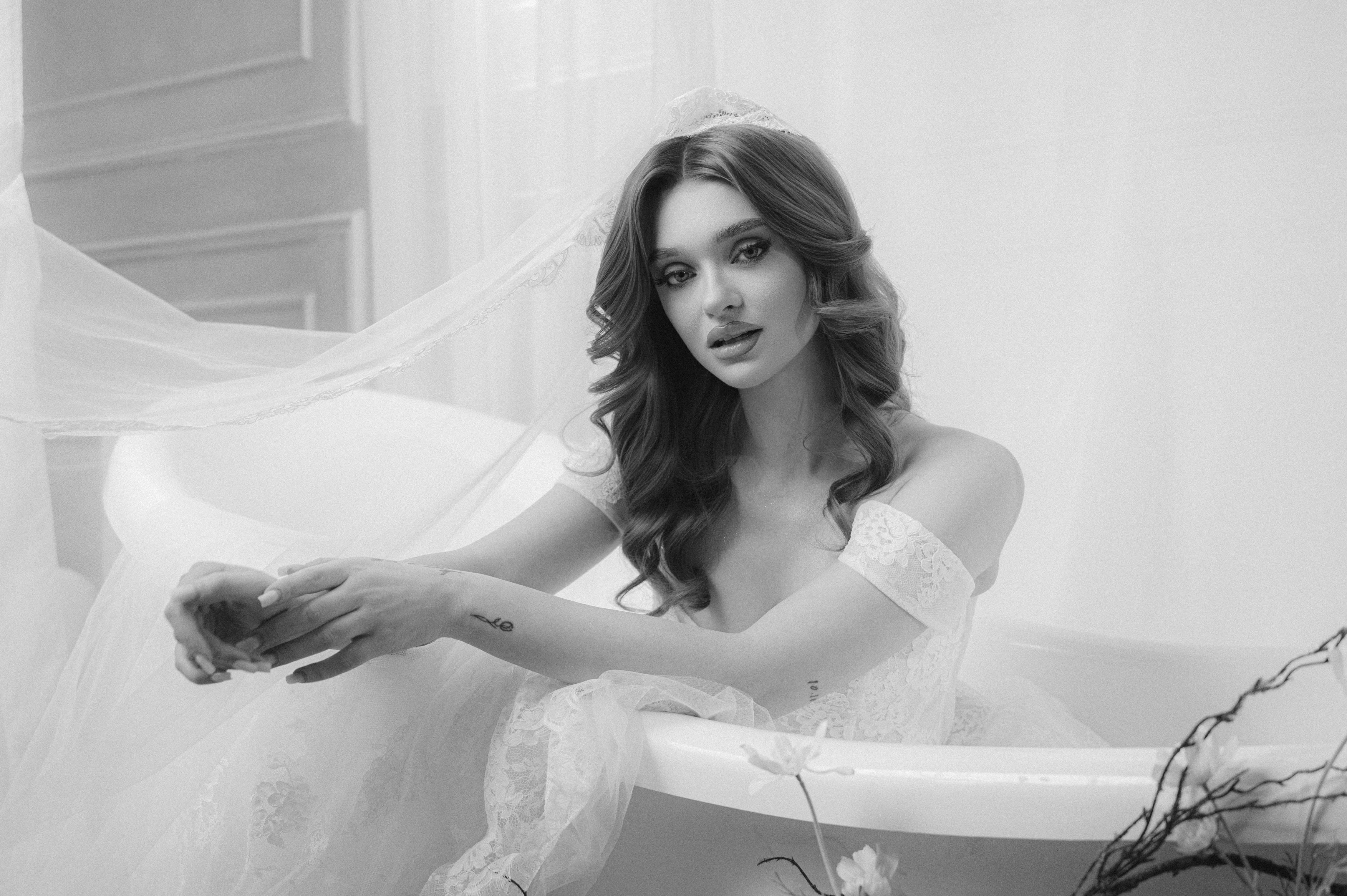 Portret alb-negru de mireasă într-un decor luminos cu voaluri și lumină soft, fotografie de nuntă în București