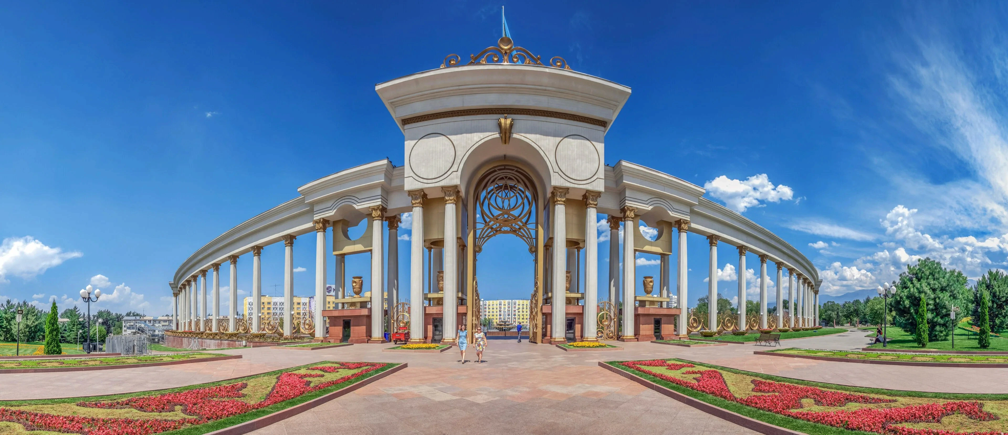 Grand ceremonial arch monument